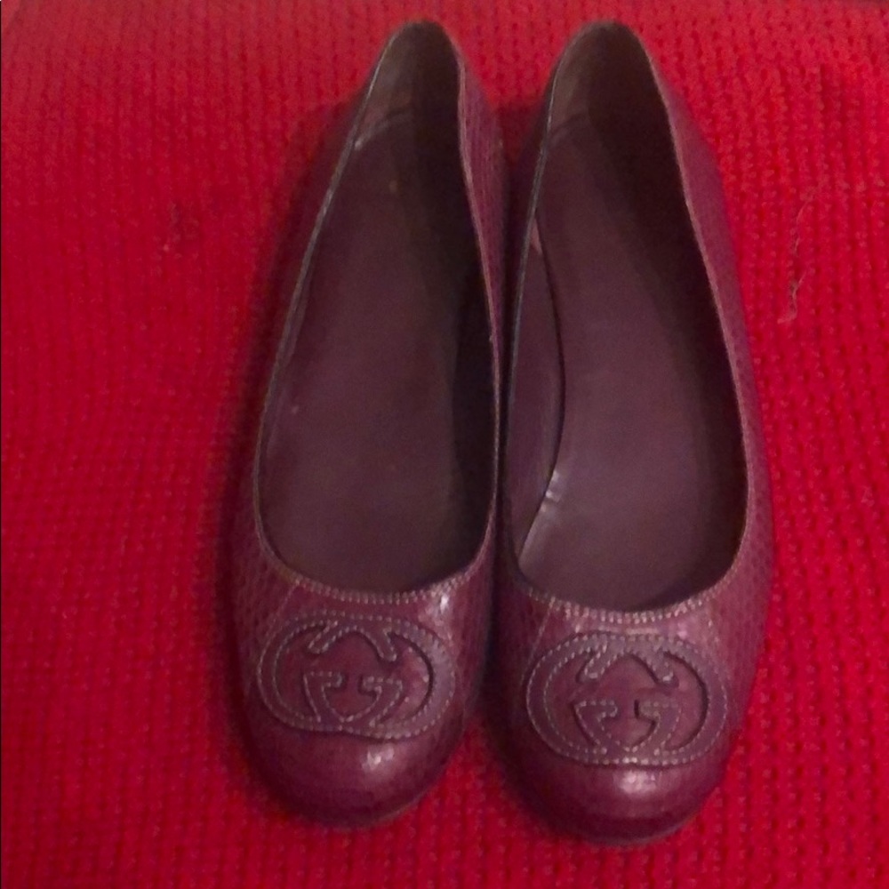 Size 37 1/2 Authentic Snakeskin Gucci flats.